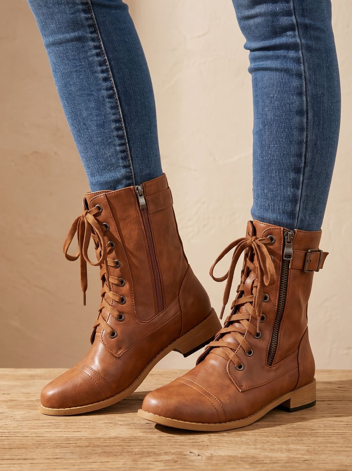 Bottes mi-mollet lacées, coloris caramel, porté assis