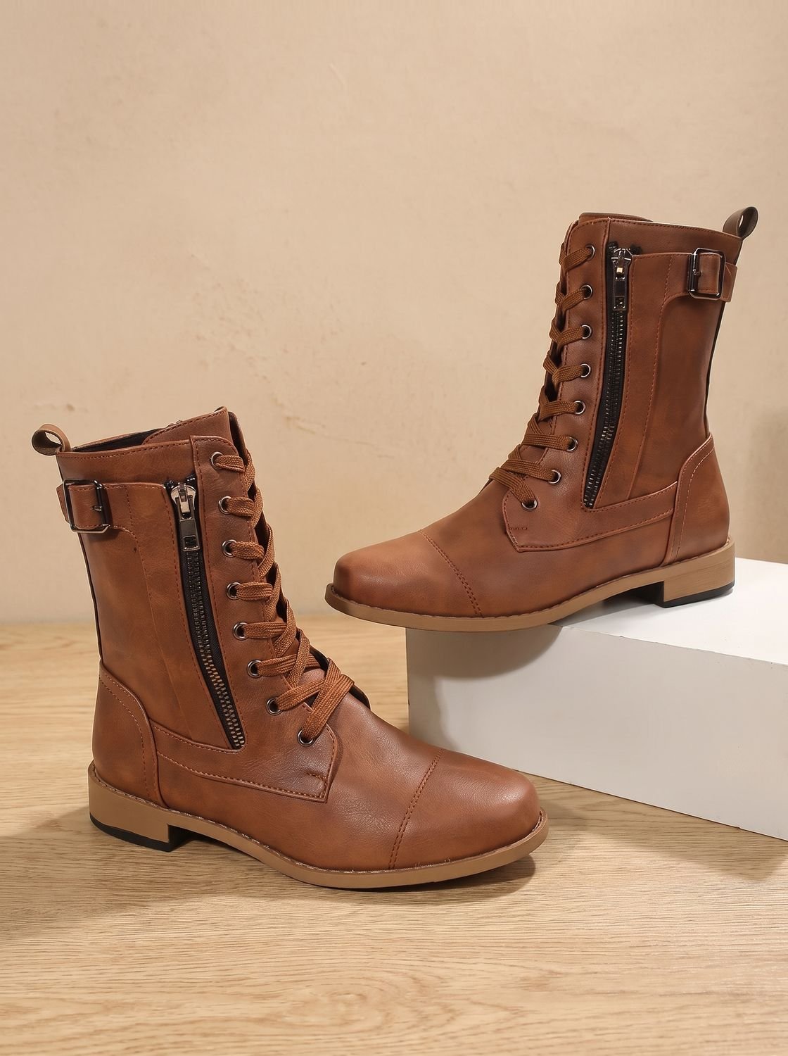 Bottes mi-mollet lacées, coloris caramel, présenté à plat