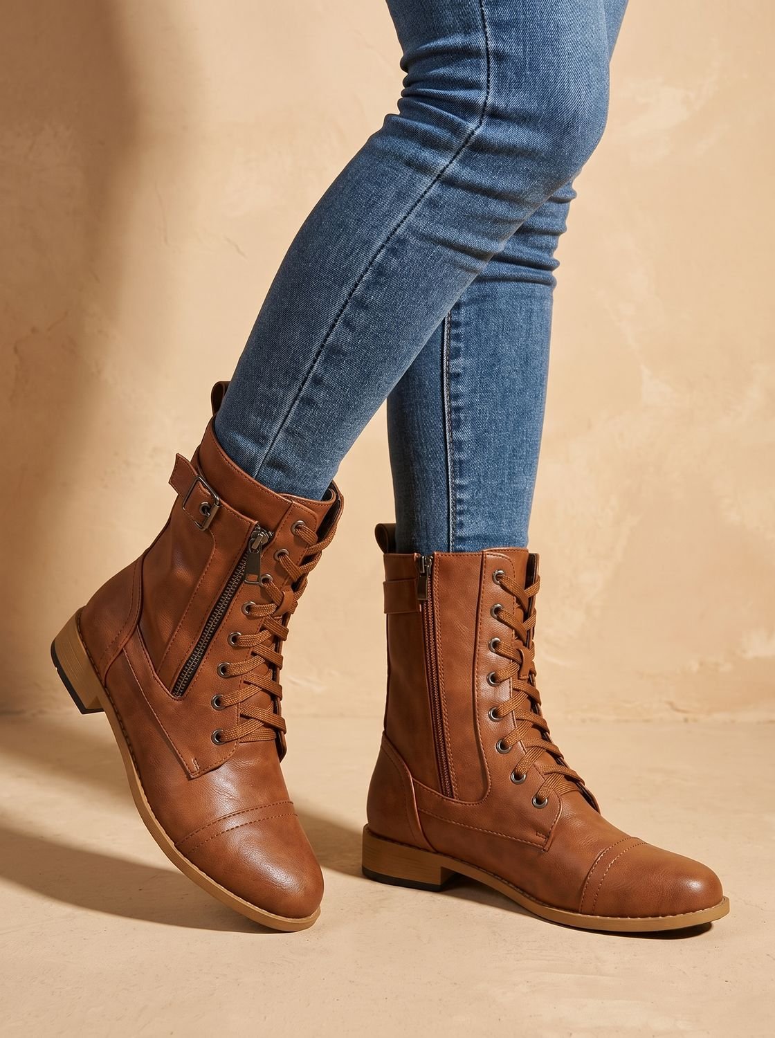 Bottes mi-mollet lacées, coloris caramel, vue de profil