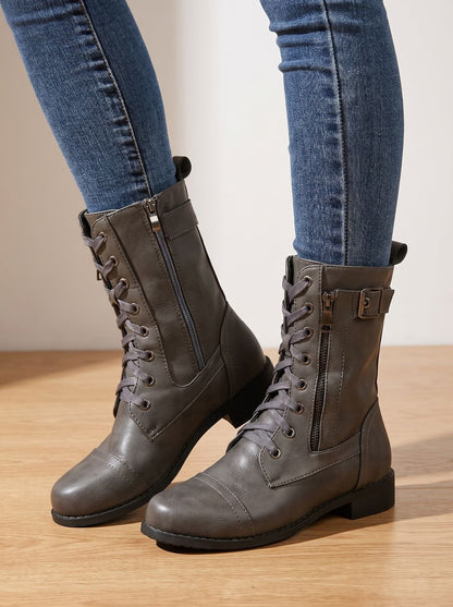 Bottes mi-mollet lacées, coloris gris foncé, porté en tenue