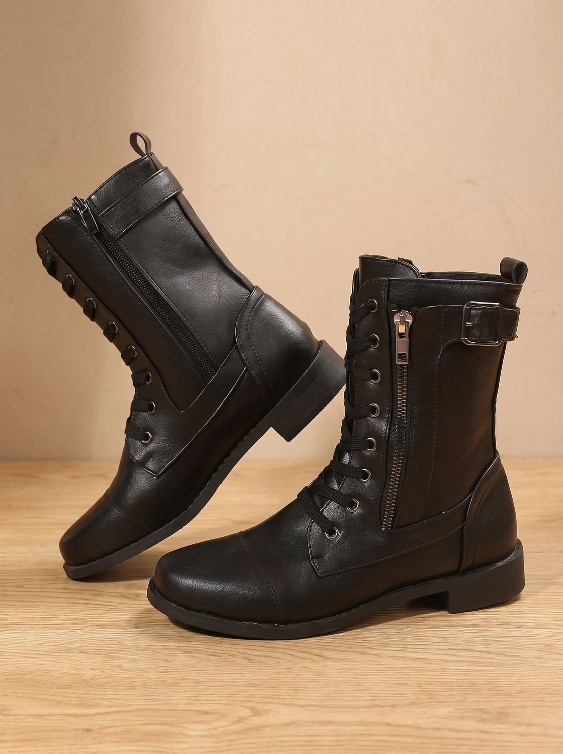 Bottes mi-mollet lacées, coloris noir, vue de face