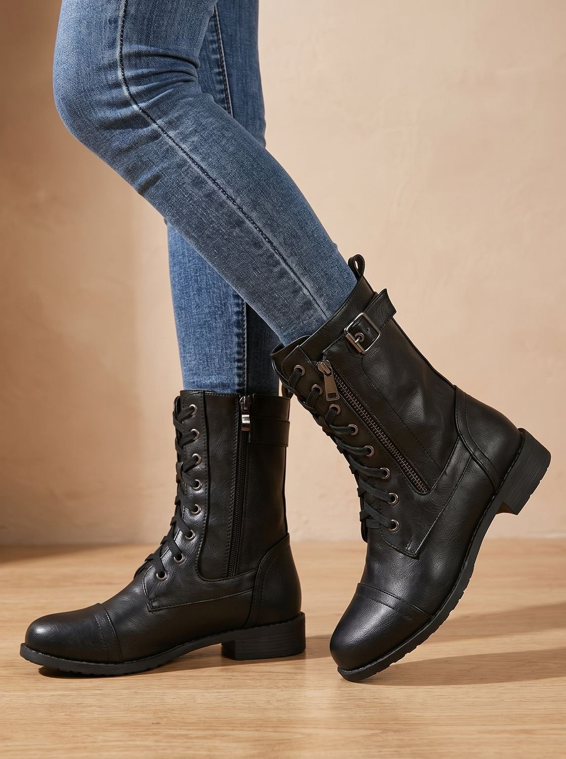 Bottes mi-mollet lacées, coloris noir, porté en tenue