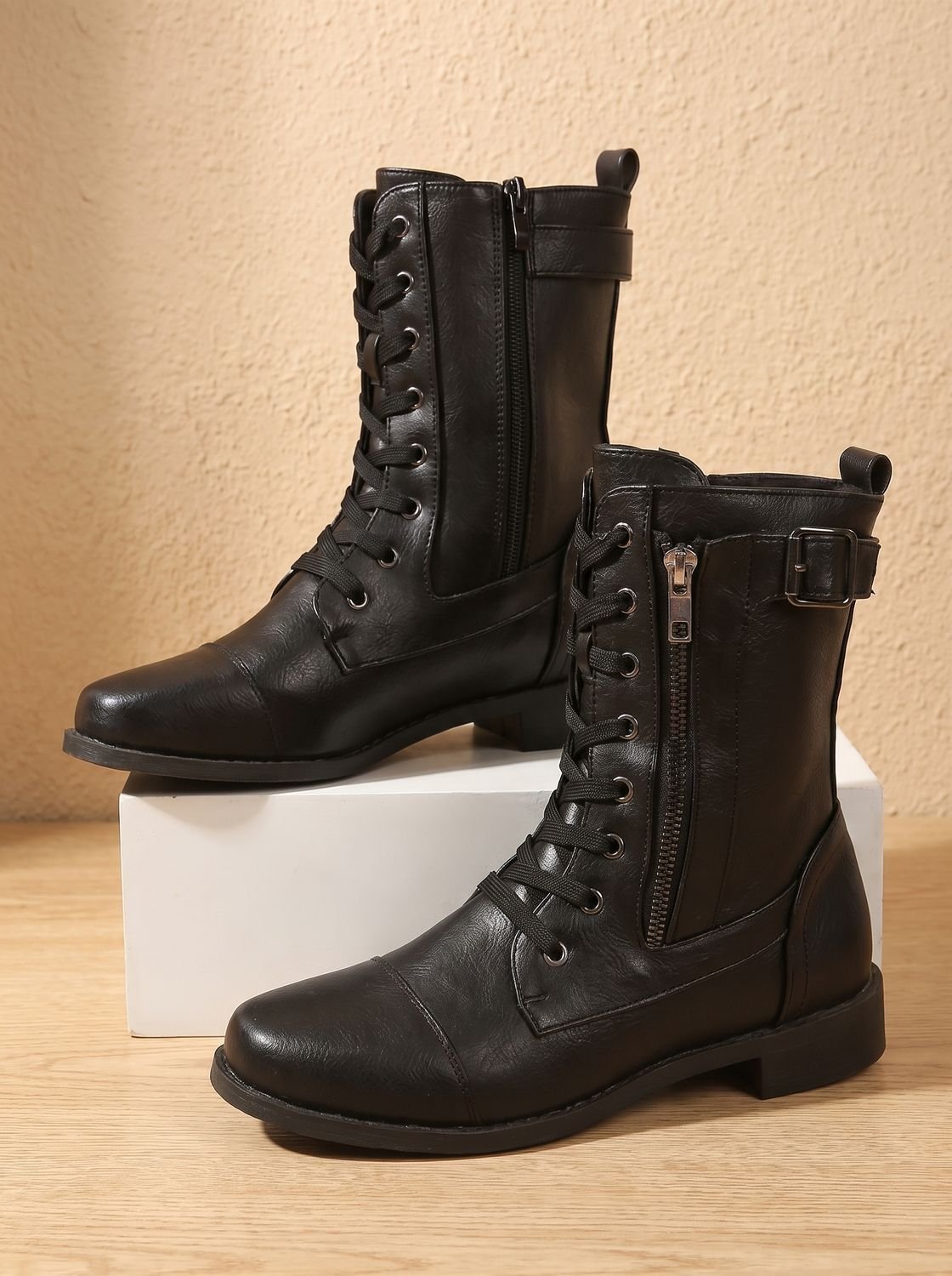 Bottes mi-mollet lacées, coloris noir, présenté à plat