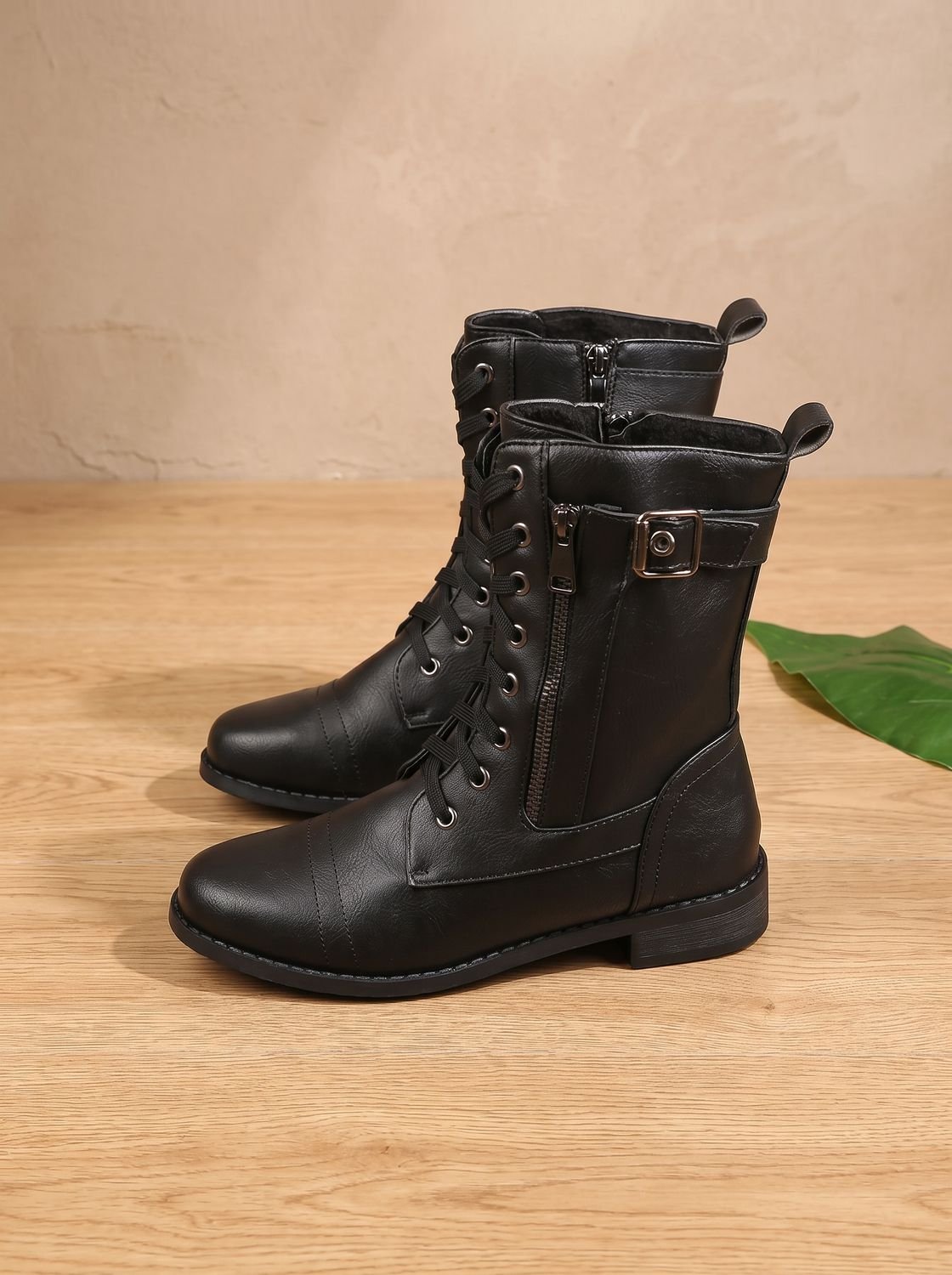 Bottes mi-mollet lacées, coloris noir, vue de trois quarts