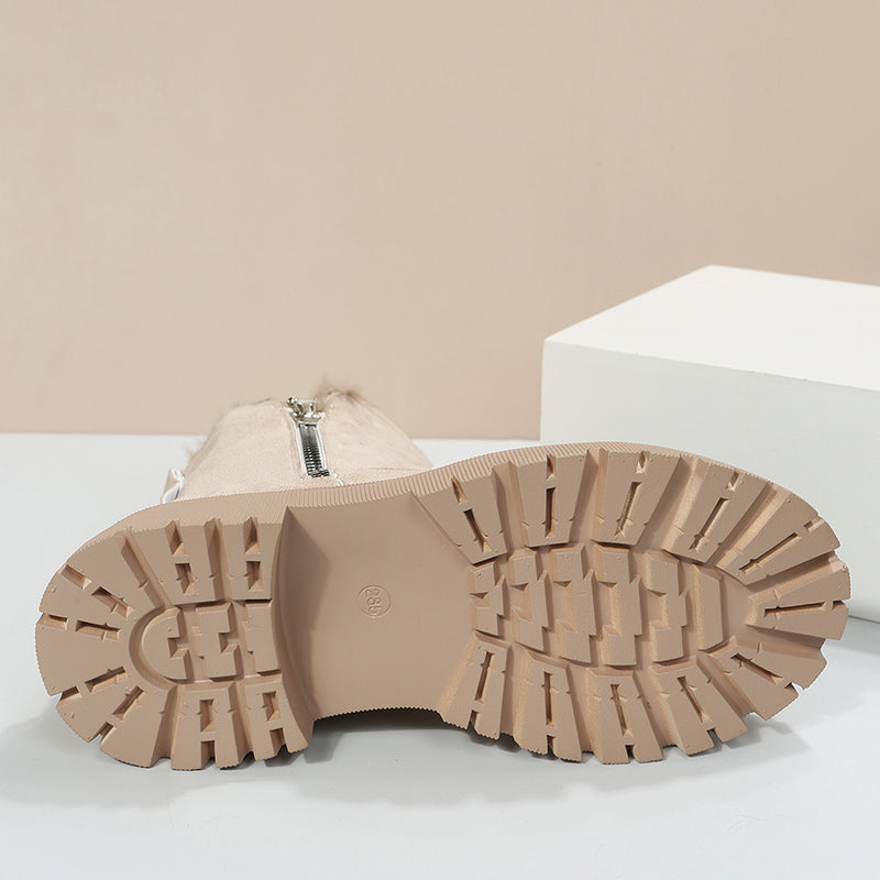 Dessous de la bottine beige montrant la plateforme crantée