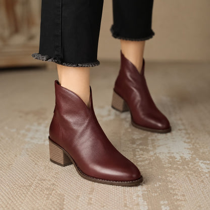 Bottines encolure en V, coloris bordeaux, porté en tenue