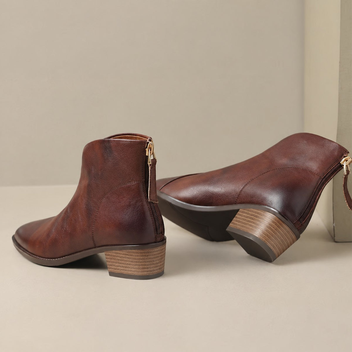 Bottines encolure en V, coloris bordeaux, présenté à plat