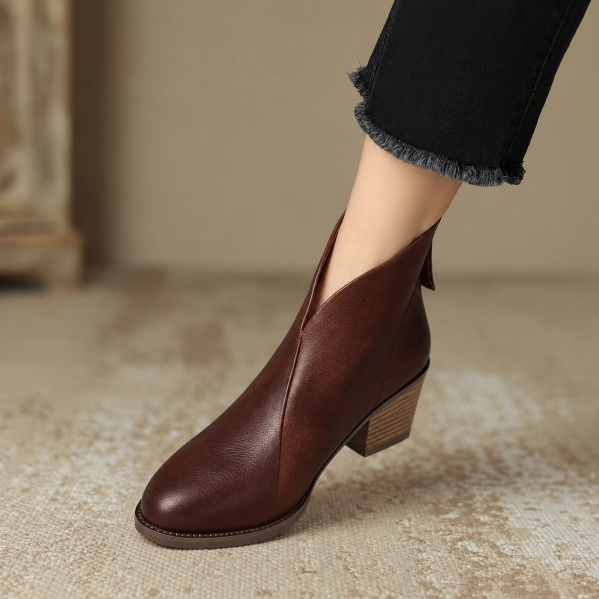 Bottines encolure en V, coloris bordeaux, vue de profil
