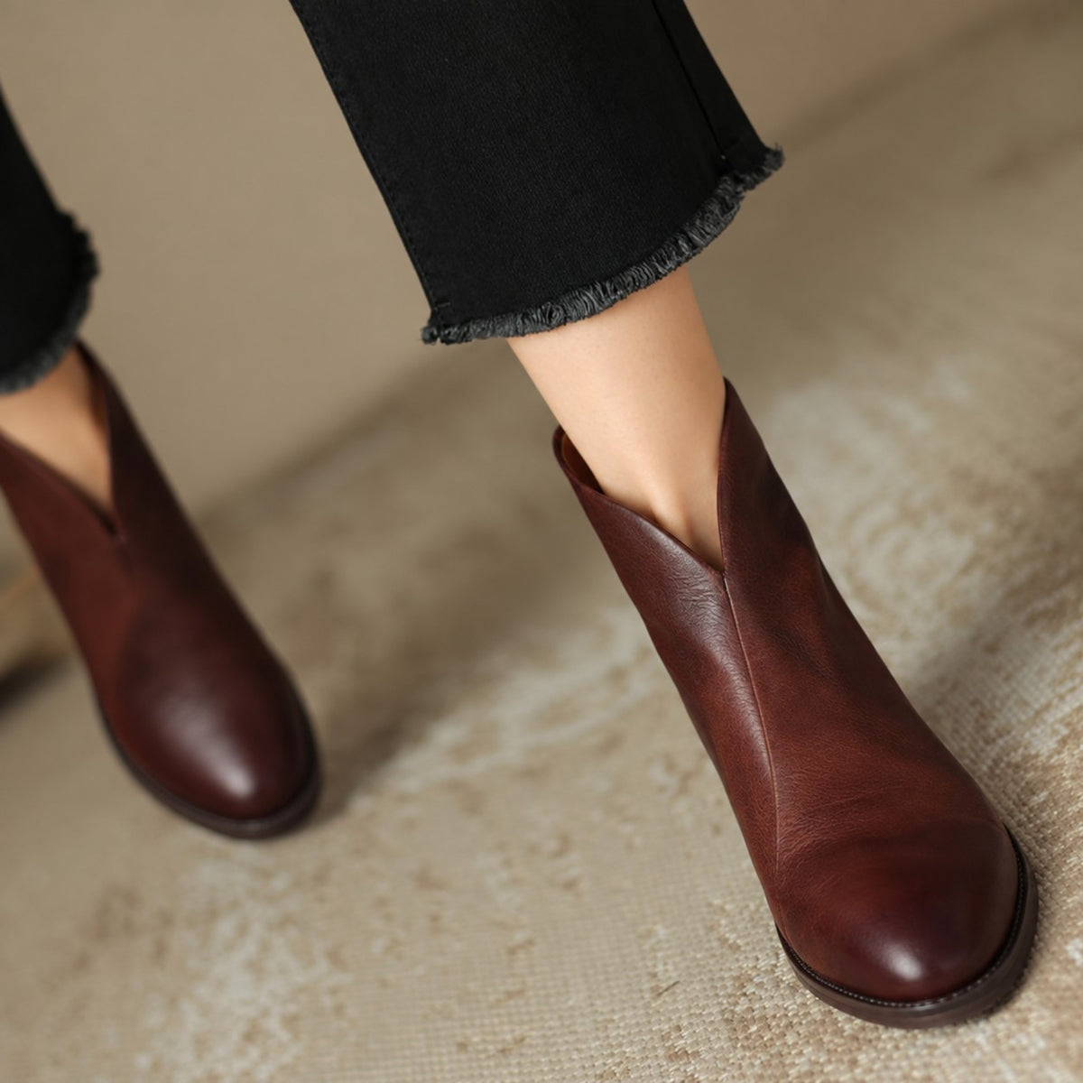Bottines encolure en V, coloris bordeaux, vue de trois quarts