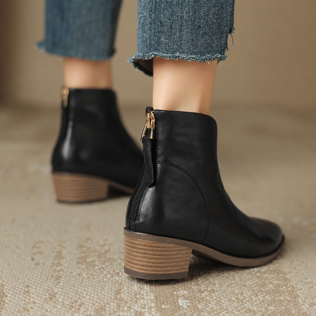 Bottines encolure en V, coloris noir, vue de dos