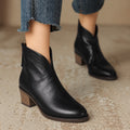 Bottines encolure en V, coloris noir, porté en tenue