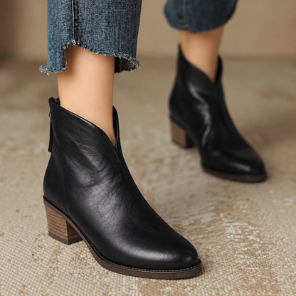 Bottines encolure en V, coloris noir, porté en tenue