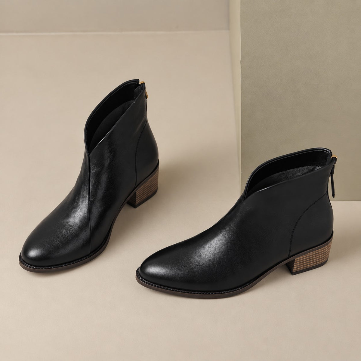 Bottines encolure en V, coloris noir, présenté à plat