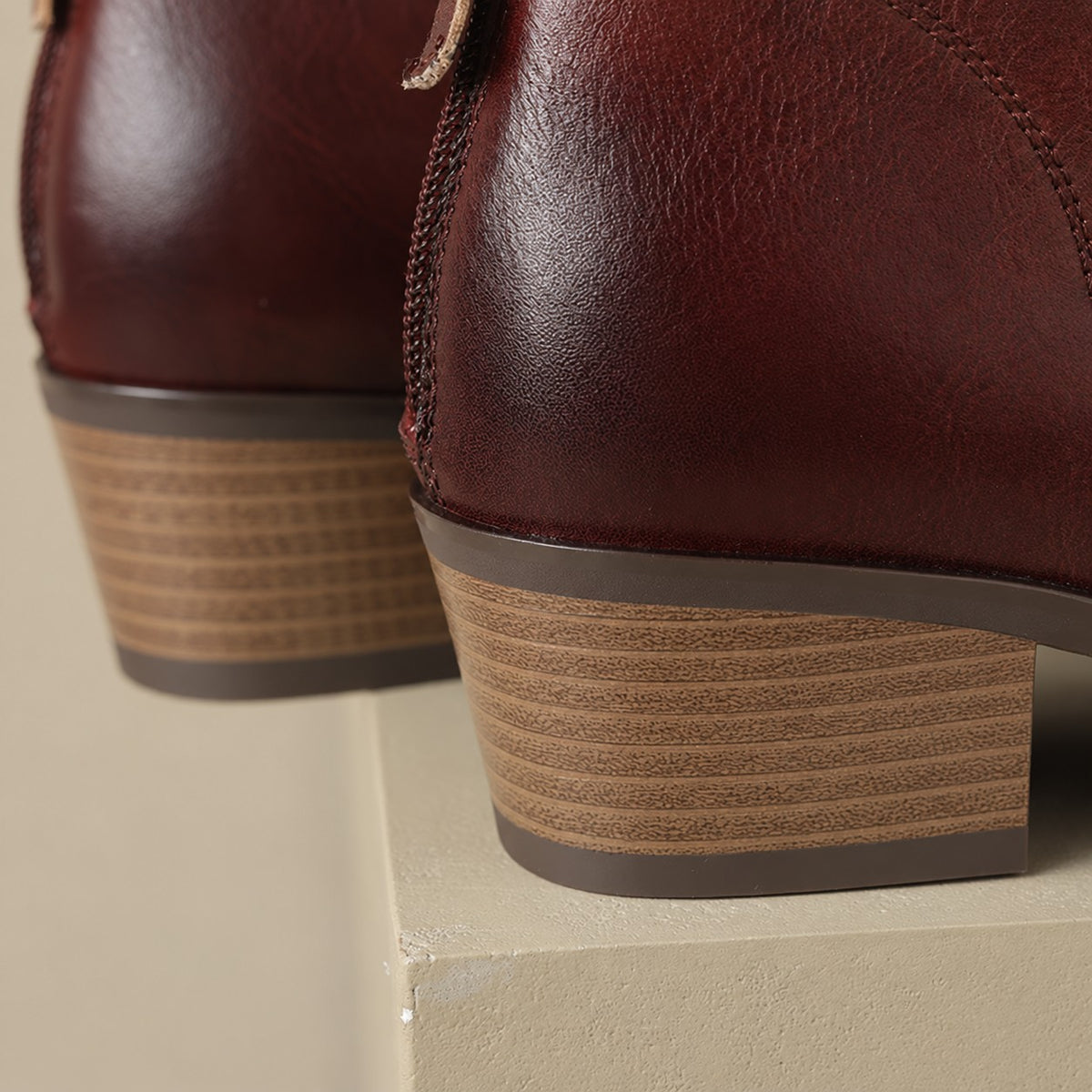 Bottines encolure en V, talon