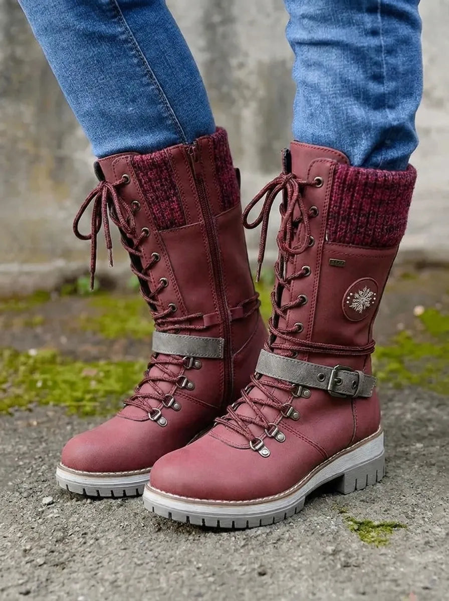 Bottines lacées bordeaux à revers tricoté, portées avec un jean