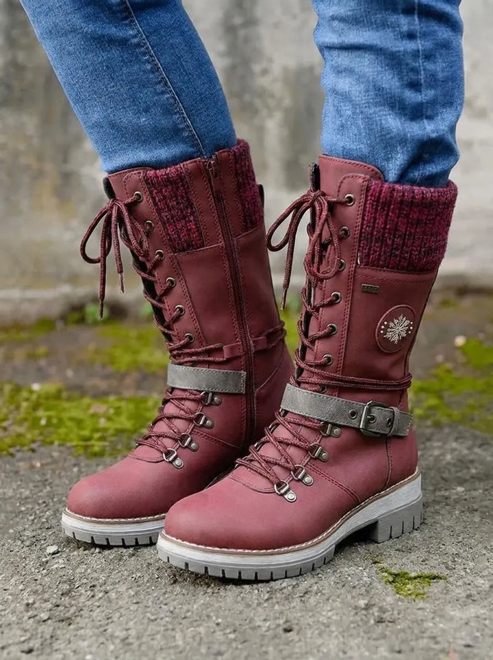Bottines lacées bordeaux à revers tricoté, portées avec un jean