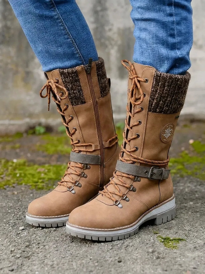 Bottines lacées brun clair à revers tricoté, portées avec un jean