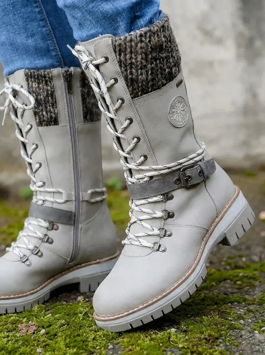 Bottine lacée gris clair à revers tricoté et bride à boucle, de profil