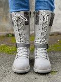 Bottines lacées gris clair à revers en maille côtelée, vue de face