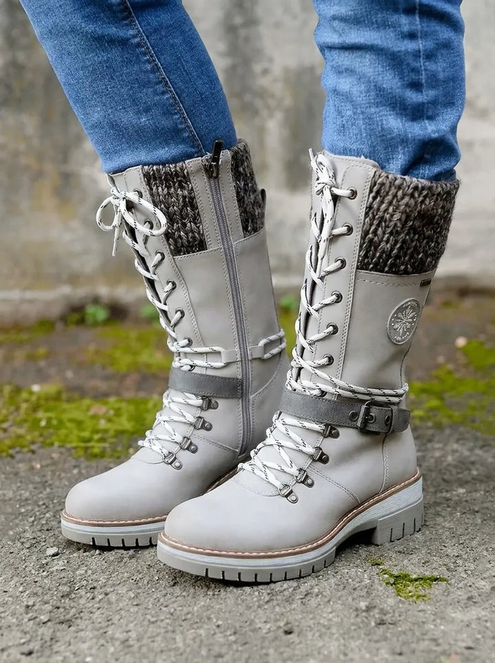 Bottines lacées gris clair à revers tricoté, portées avec un jean