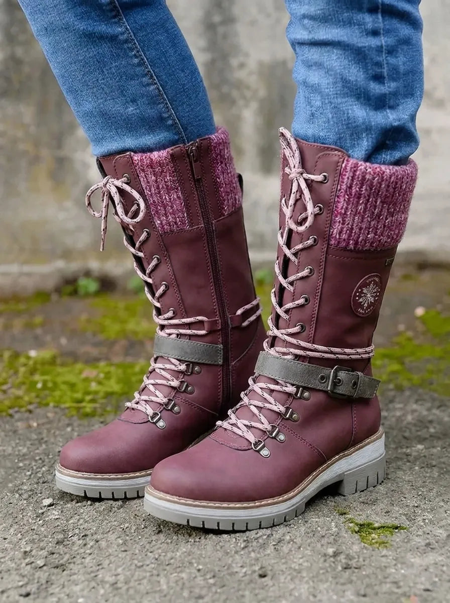 Bottines lacées mauve à revers tricoté, portées avec un jean