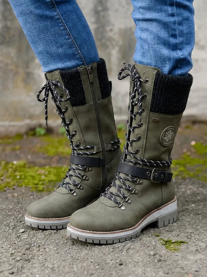 Bottines lacées vert olive à revers tricoté, portées avec un jean