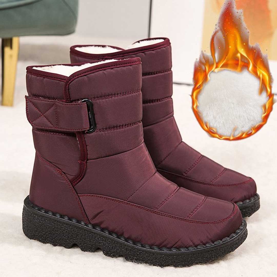 Bottines matelassées bordeaux à cols pelucheux, vue de trois quarts