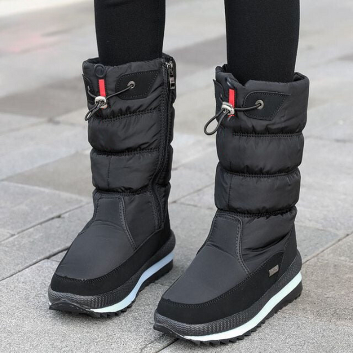 Bottines matelassées gris foncé à cordon au col, portées sur un trottoir