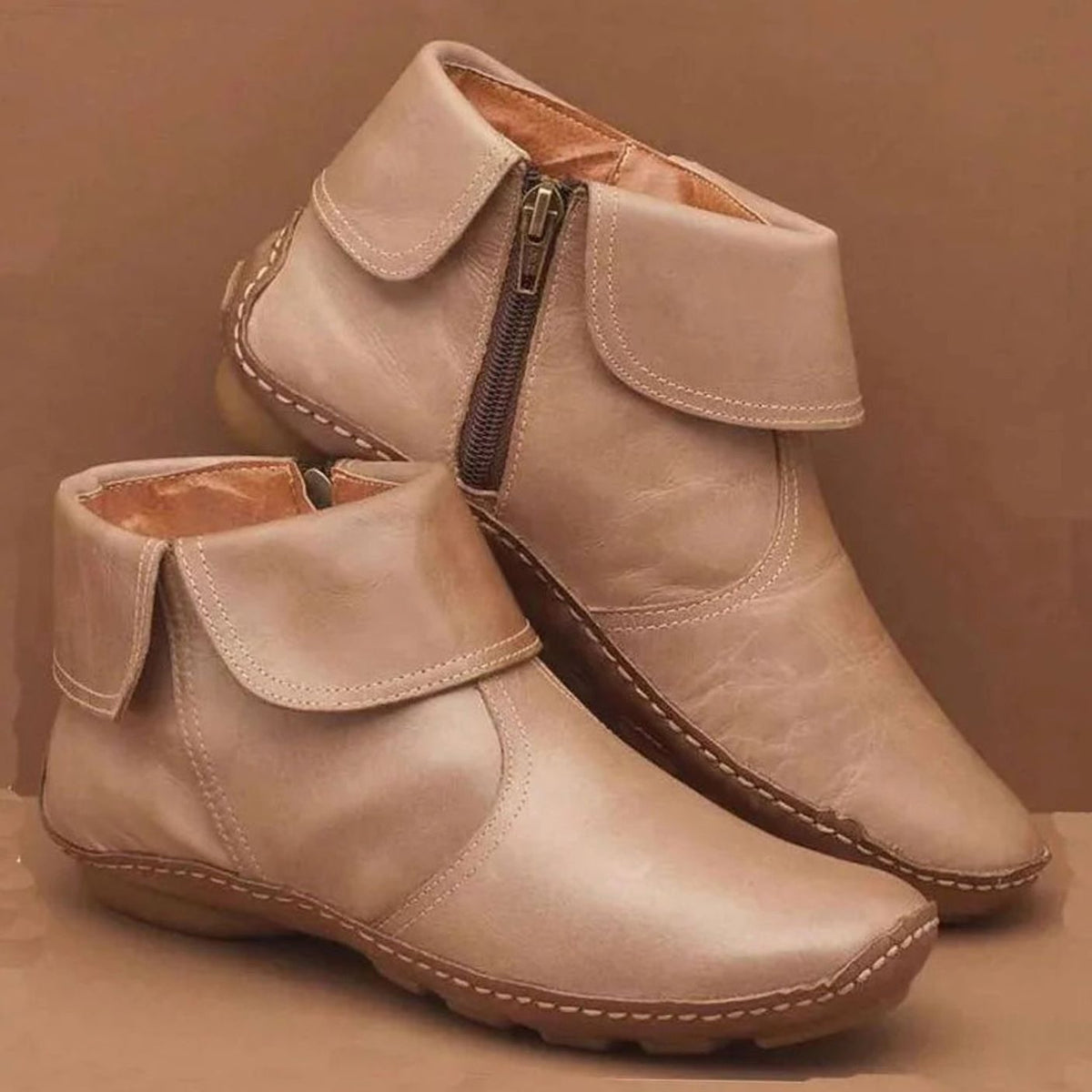 Bottines plates à rabat, beige