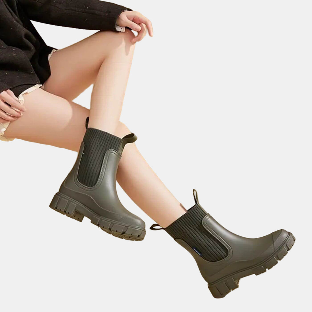 Bottines de pluie olive à soufflets tricotés, portées, vue assise