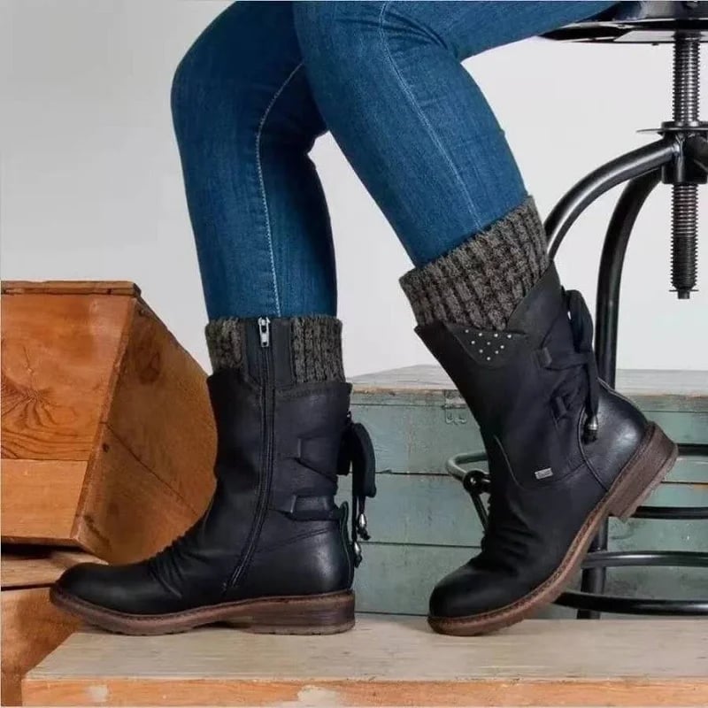 Bottines noires à revers en maille portées avec un jean, près d'une caisse