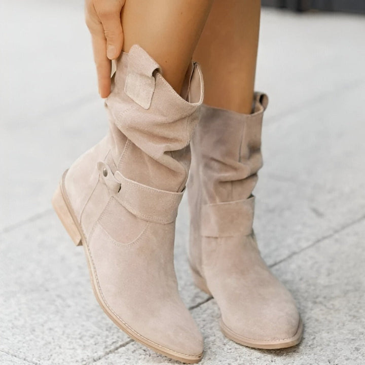 Bottine souple beige clair à bride de cheville, tige tenue à la main