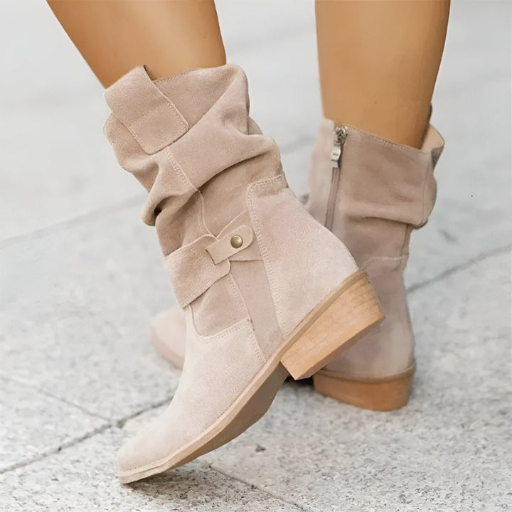 Bottines souples beige clair à talon bas empilé, vue de trois quarts