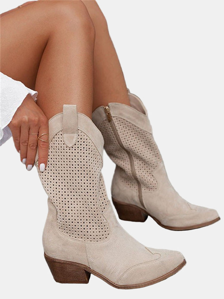 Bottine western beige à panneau ajouré, vue assise de profil