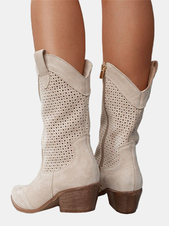 Bottines western beiges vues de dos, panneaux ajourés visibles
