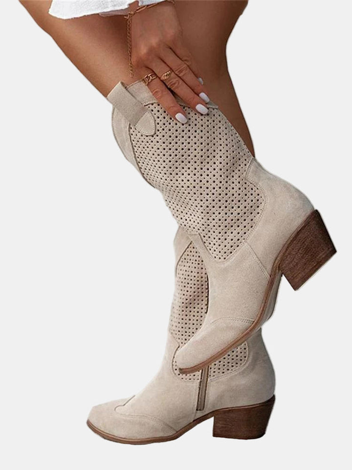 Bottine western beige à panneau ajouré, tige tenue à la main