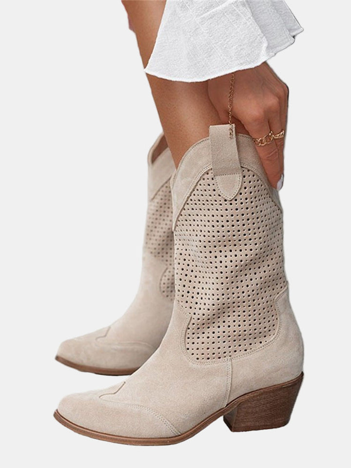 Bottines western beiges à panneaux ajourés et talon empilé, trois quarts