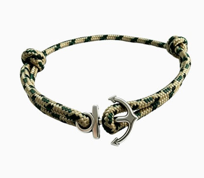 Bracelet en cordon tressé vert olive et beige, fermoir ancre argenté, longueur ajustable