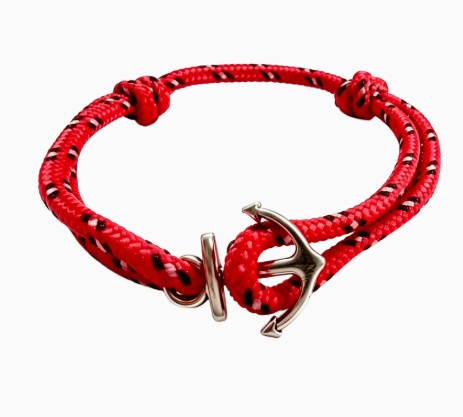 Bracelet en cordon rouge moucheté de noir, enroulé en double tour autour d'une ancre argentée