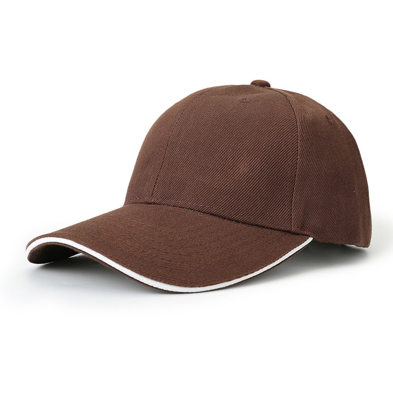 Casquette de baseball marron à visière bordée de blanc, vue de trois quarts