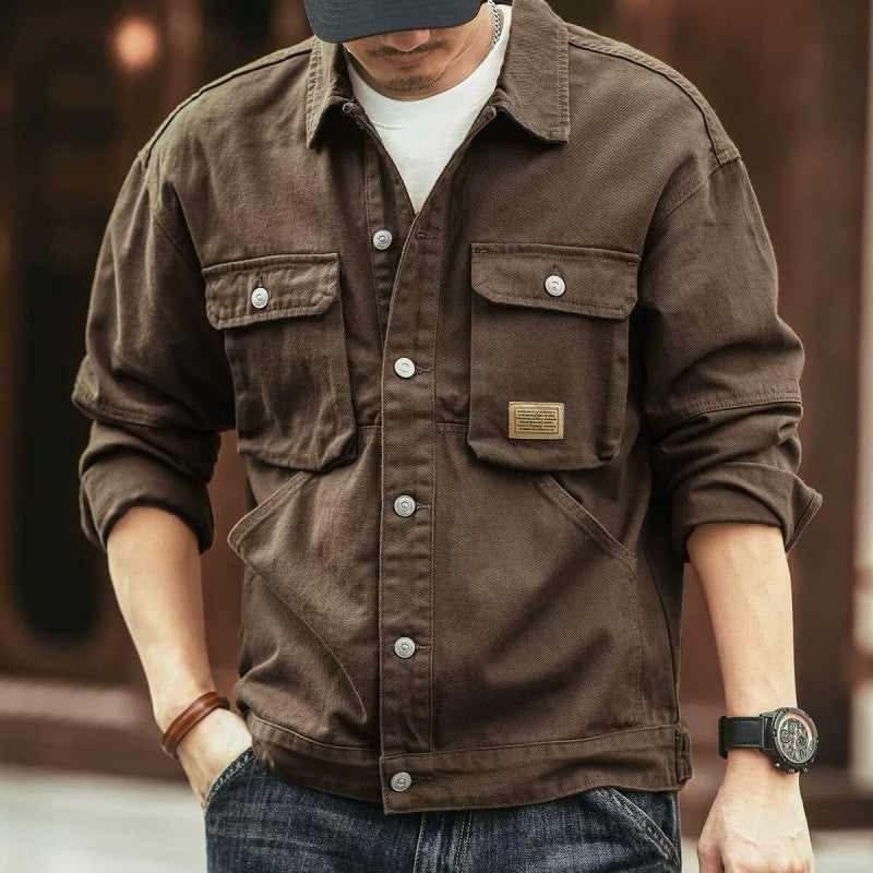 Veste chemise en coton marron portée, poches poitrine à rabat et boutons métal