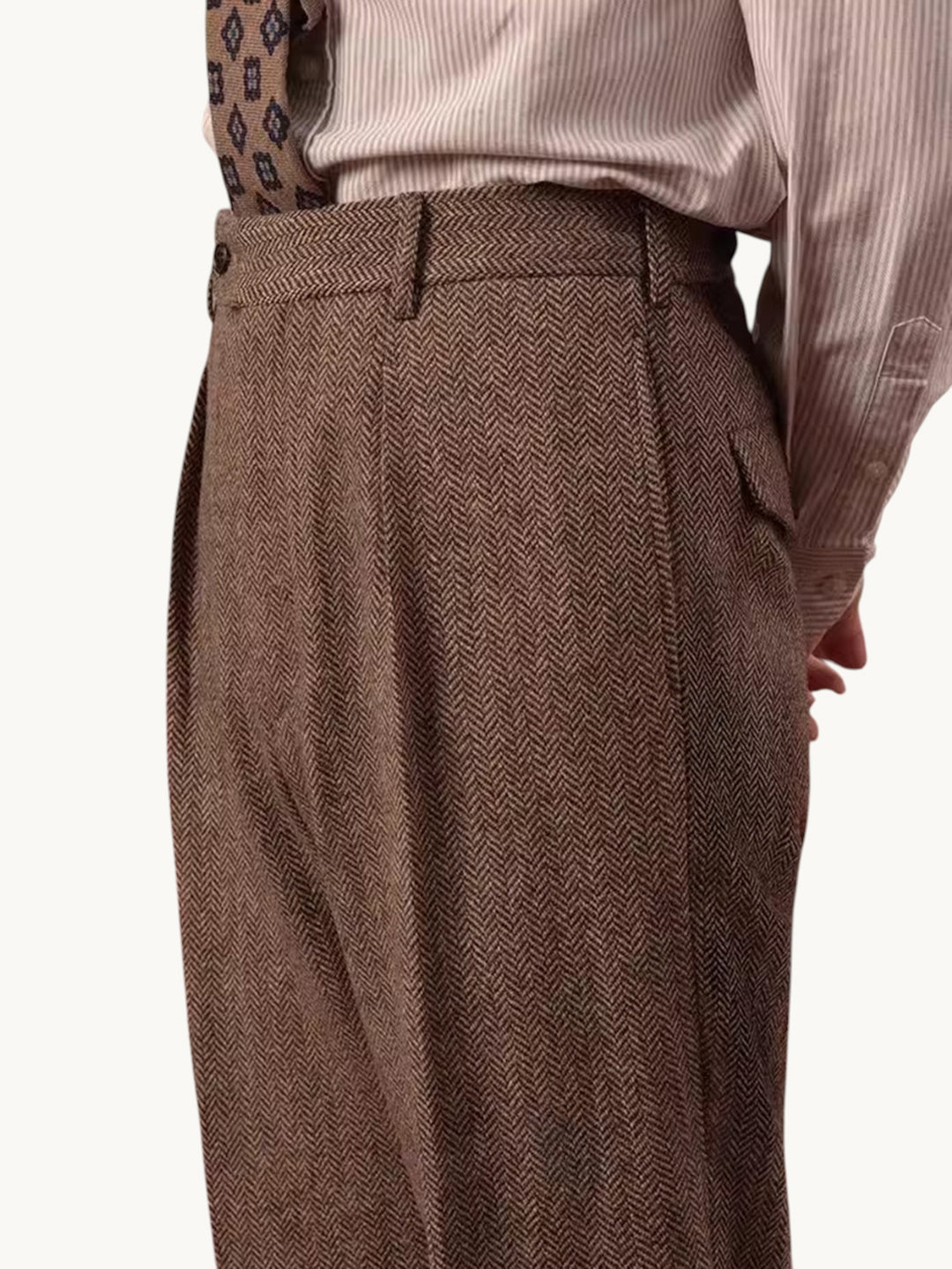 Taille et poche du pantalon en chevrons marron, vue de trois quarts