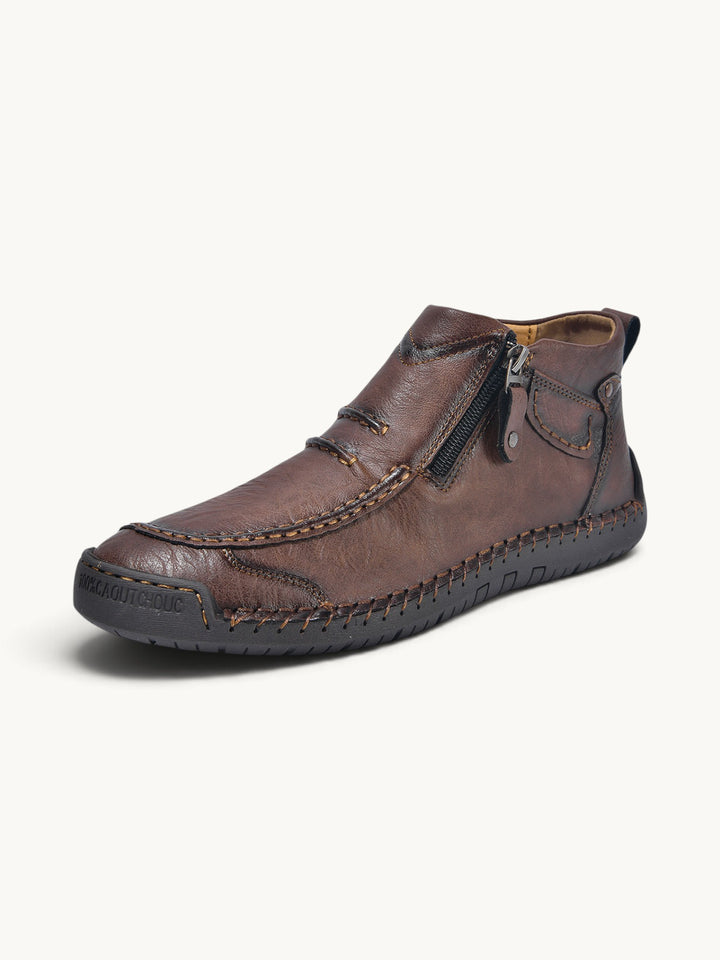 Bottine en cuir marron avec fermeture éclair latérale et couture visible