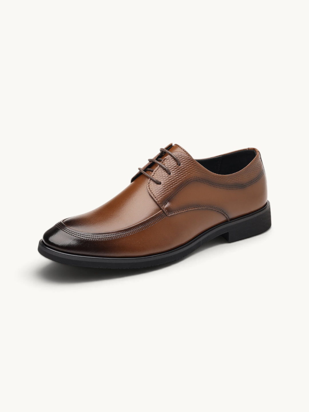 Derby en cuir lisse marron clair, semelle noire, lacets, vue de profil