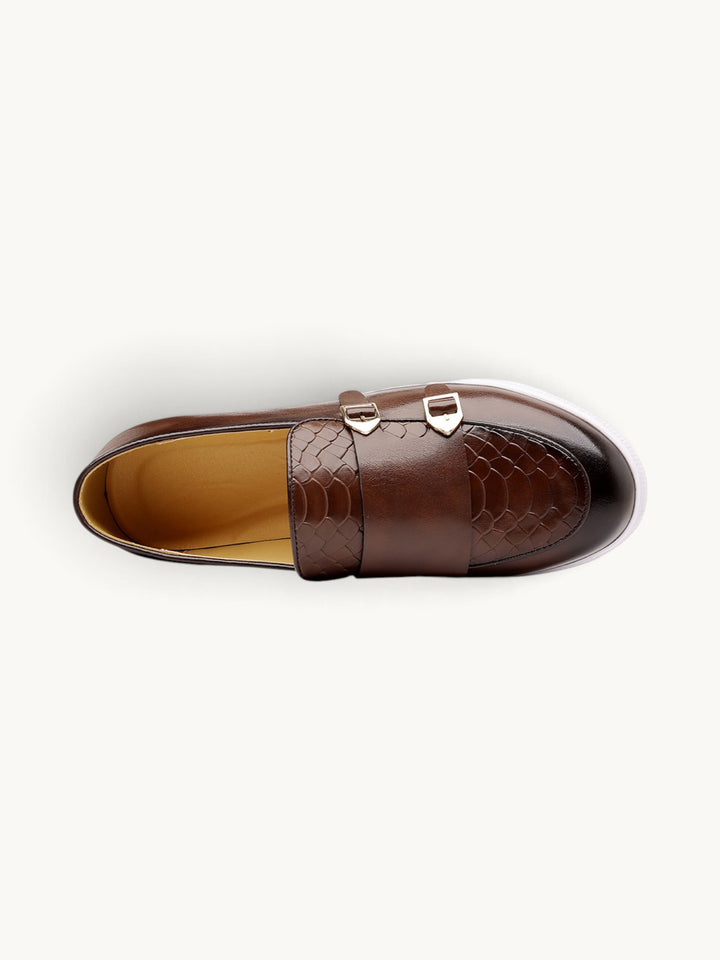 Mocassin marron cuir avec double boucle ornementale, vue dessus