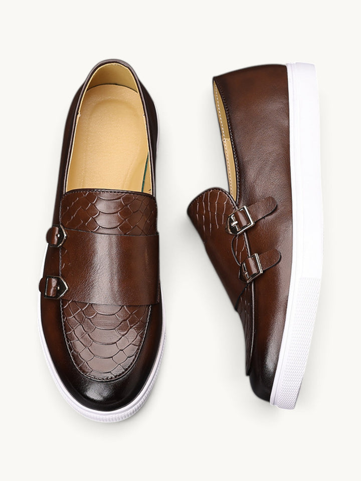 Mocassins marron foncé en cuir texturé avec double boucle et semelle blanche, vue de dessus et profil