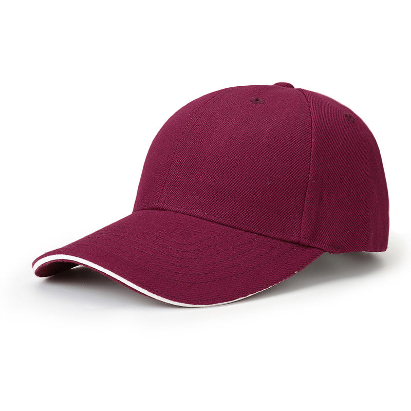 Casquette de baseball bordeaux à visière bordée de blanc, vue de trois quarts