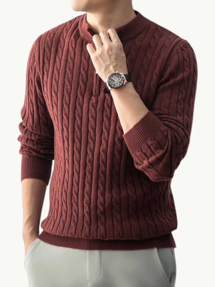 Pull col roulé bordeaux à motif torsadé, porté sur mannequin avec montre