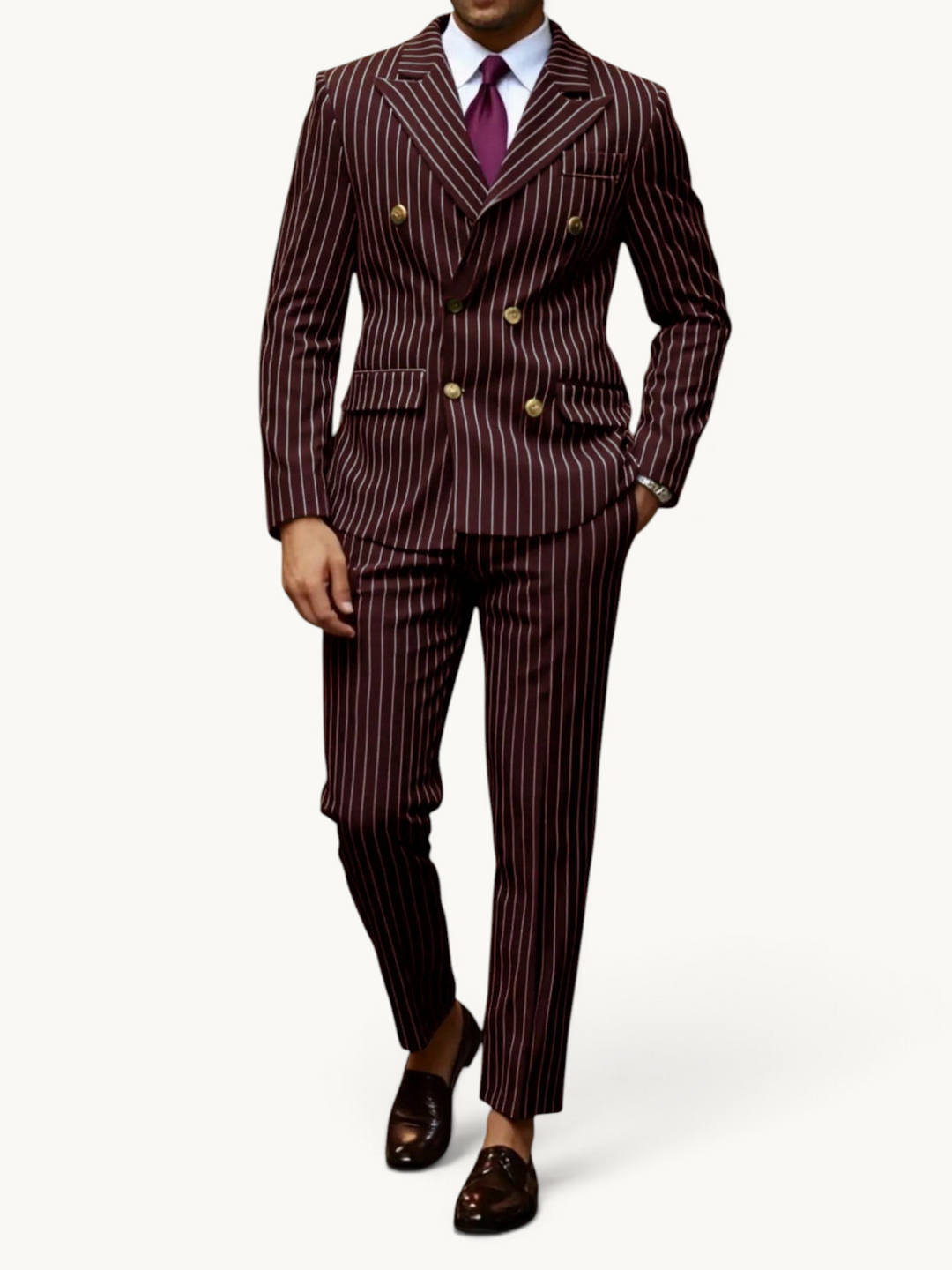 Costume bordeaux à fines rayures porté, veste croisée à boutons dorés et pantalon assorti