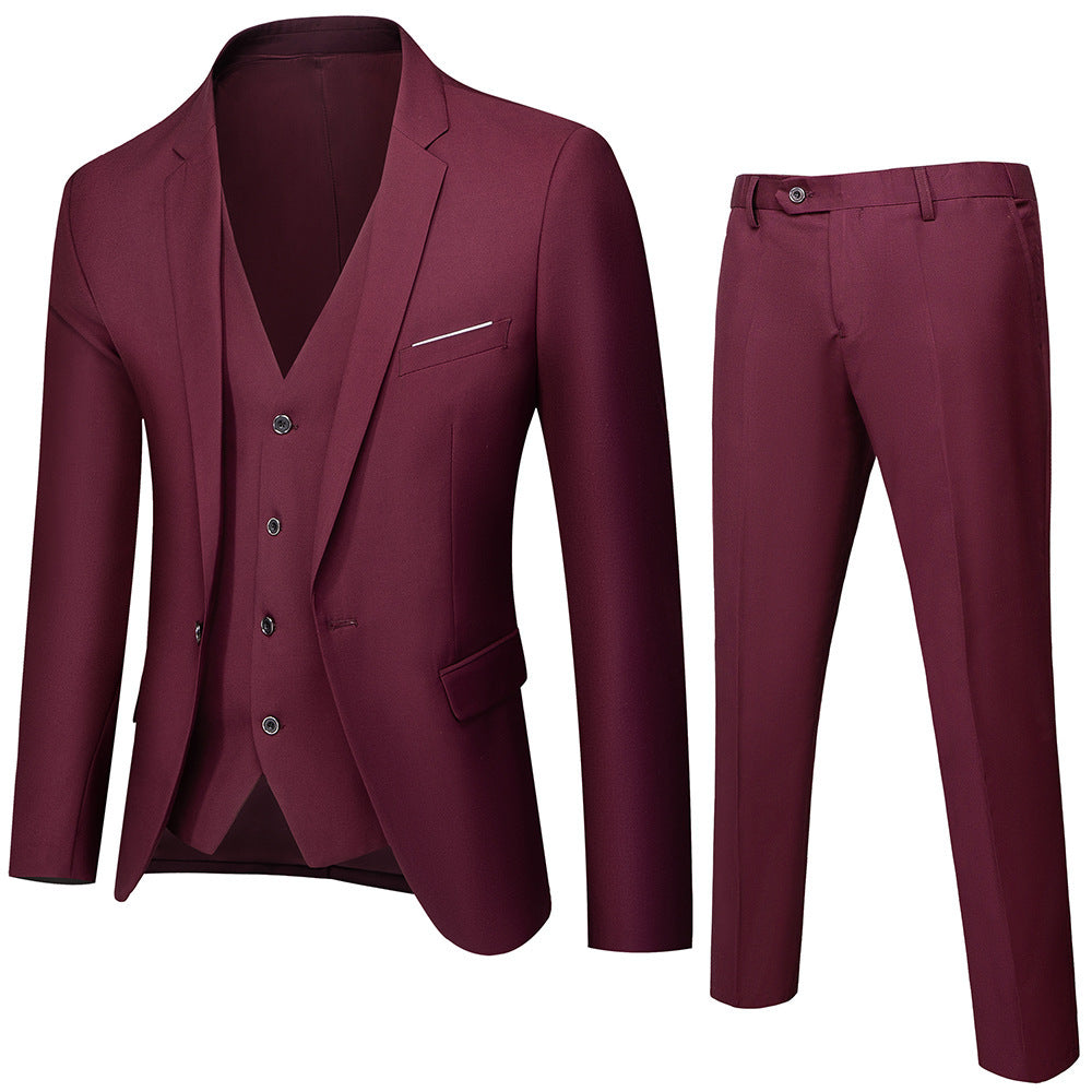 Costume bordeaux présenté à plat : veste ajustée, gilet boutonné et pantalon droit